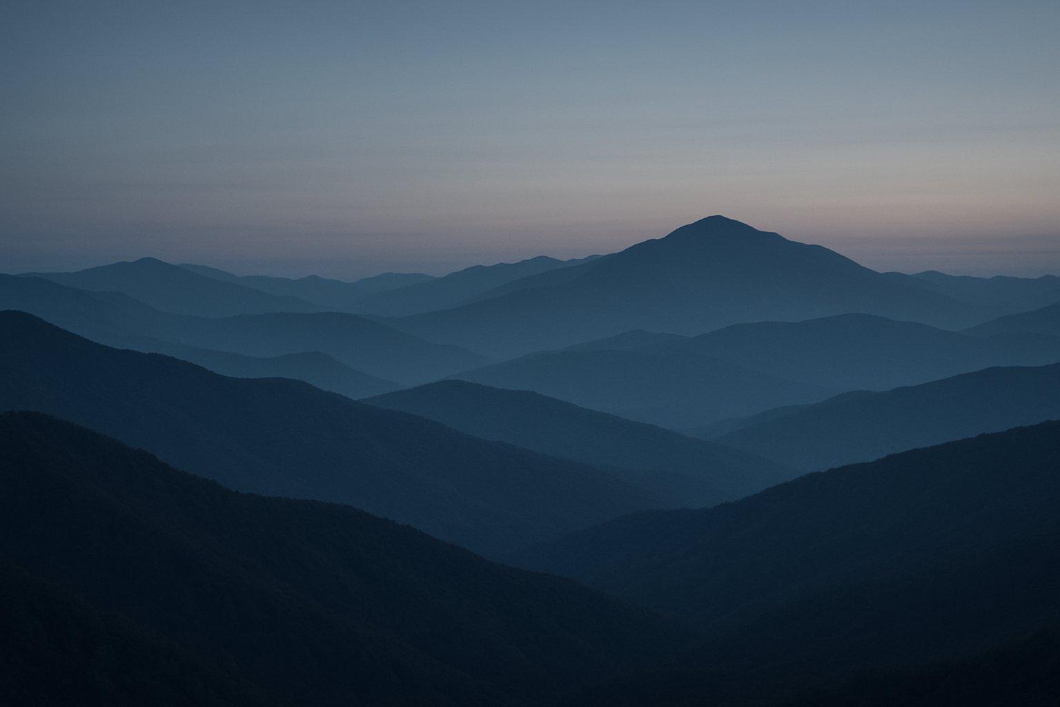 夜明け前の静かな山並みと稜線を、青とグレーの落ち着いた色調で捉えた上品な写真風イメージ